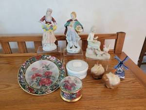 lot 89 image: Lot of Ceramic & Porcelain Pieces - White-Eared Hummingbird Pieces, Statuettes, Wedgwood, Fenton Rabbits, and More
