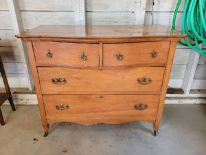 lot 100 image: Vintage Solid Wood Chest of Drawers
