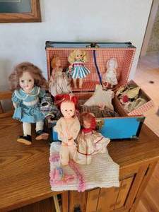 lot 115 image: Small Trunk of Vintage Dolls and Doll Clothes - Includes Toni Doll
