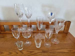 lot 124 image: Lot of (4) Crystal Wine Glasses, (4) Glass Wine Glasses, and a Pair of Glass Shot Glasses