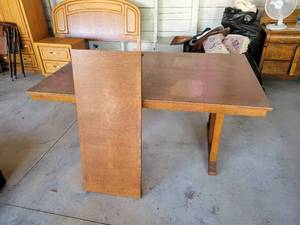 lot 39 image: Arts & Crafts Style Dining Table with Leaf