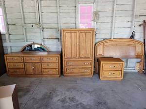 lot 346 image: Wood Bedroom Set by Vaughn of Virginia