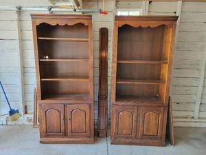 lot 37 image: Vintage Thomasville Cherry Bookcases with Corner Molding - This Matches Lot 36