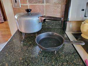lot 137 image: Wagnerware Cast Aluminum Saucepan with Matching Lid and 6 Cast Iron Pan