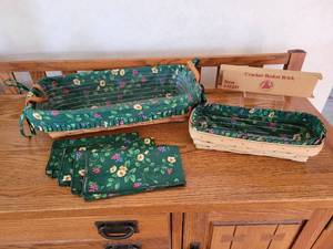 lot 142 image: Pair of Longaberger Baskets and Napkins - Cracker Basket & Liner with Brick and Bread Basket with Liner