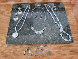 lot 145 image: Lot of Semi-Precious Gemstone Jewelry - Freshwater Pearls, Black Pearls, Turquoise, Amethyst, and Loose Stones - Tiger Eye, Aventurine, Moss Agate, and More
