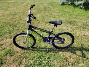lot 402 image: HUFFY Boys Dirt Bike