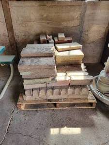 lot 413 image: Pallet Lot of Assorted Landscaping Blocks