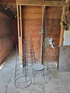 lot 419 image: Tomato Cages, Trellis, Garden Dcor