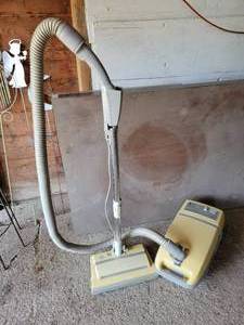 lot 423 image: Kenmore Power-Mate Vacuum - tested and Works