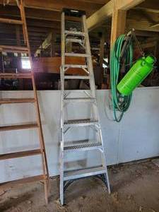 lot 426 image: HUSKY 8 250# Aluminum Step Ladder