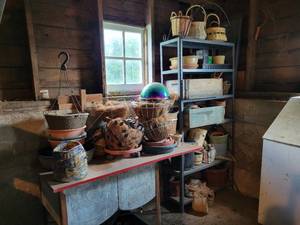 lot 435 image: Shelf and Contents - Ceramic Planters, Plastic Pots, (2) Birds Eye Wood Crates, Baskets, and MORE