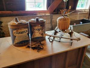 lot 462 image: Vintage 5-Gallon Oil cans (Empty), Traps, Rail Sled and More