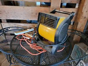 lot 464 image: Lasko Blower and Extension Cords