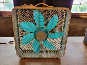 lot 468 image: Lakewood 20 Box Fan - Tested and Works