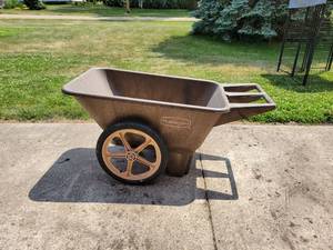 lot 473 image: Rubbermaid Garden Dumping Cart with Pneumatic Tires