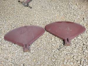 lot 481 image: Farmall H Clam Fenders - Very Nice
