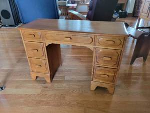 lot 172 image: Beautiful Vintage Cushman Colonial Desk