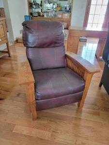 lot 174 image: Mission-Style Reclining Barcalounger