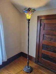 lot 187 image: Beautiful Tiffany-Style Floor Lamp