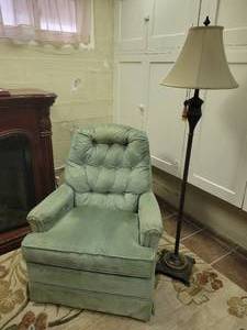 lot 190 image: Swiveling Light Green Chair with Floor Lamp