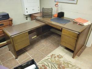 lot 517 image: Large L Desk