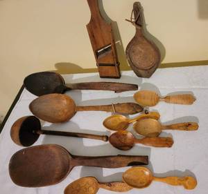 lot 121 image: Antique Primitive Carved Wooden Spoon Collection