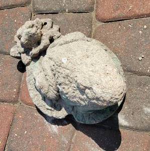 lot 106 image: Large Concrete Garden Toad Frog Statue