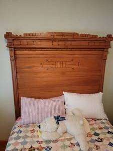 lot 1 image: Antique Spoon Carved 34 Bedframe