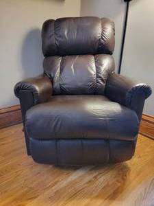 lot 111 image: Mocha Leather Level Recliner