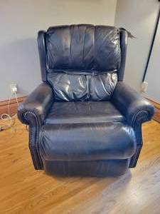 lot 112 image: Black Flex Steel Leather Recliner