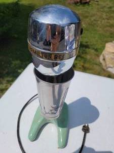 lot 134 image: 1940s Hamilton Beach Blender
