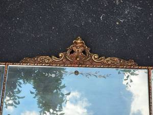 lot 162 image: Victorian Three Pannel Buffet Mirror