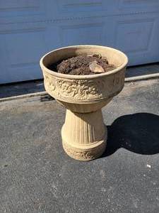 lot 99A image: Yellowstone Standing Ceramic Planter