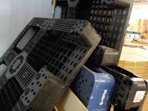 lot 274 image: 4 Plastic Pallets...