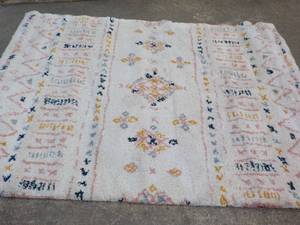 lot 20 image: 5 ft x 7 ft Target Shag Rug has be...