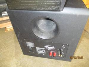 lot 01 image: Klipsch stereo system in working condition