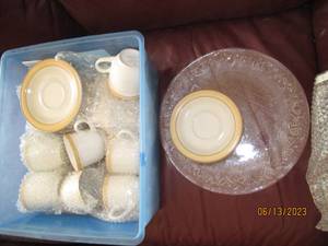 lot 04 image: Crowning Fashion dinnerware set