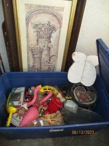 lot 011 image: Toys and Home decor lot