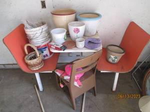 lot 019 image: Vintage restaurant booth and decor