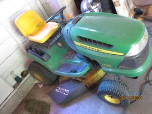 lot 023 image: John Deere lawn tractor ready to mow your yard