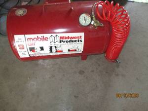 lot 024 image: Compressed air tank with hose