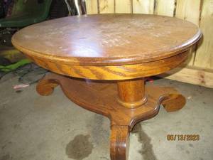 lot 025 image: Solid wood dining table