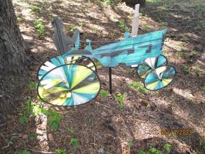 lot 028 image: Metal tractor yard decor