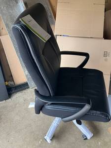lot 1 image: Tempurpedic TP2500 Chair
