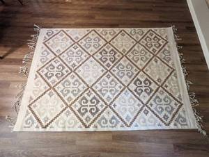 lot 20 image: Large Area Rug
