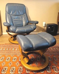 lot 4 image: Ekornes Stressless Reclining Chair With Ottoman