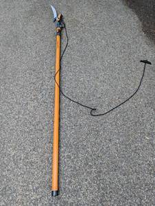 lot 52 image: Expandable Fiskars Branch CutterTrimmer