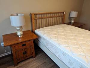 lot 106 image: Pair Of Nightstands With Lamps