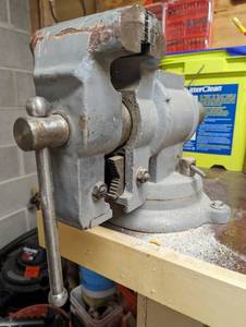 lot 217 image: 4.75 Metal Vice